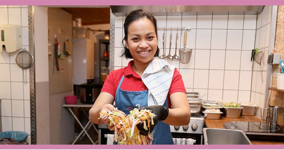 Mai Nguyen kocht für „Mein Lokal, dein Lokal“ in Maimais little Kitchen in Groß Glienicke.Foto: PNN / Ottmar Winter